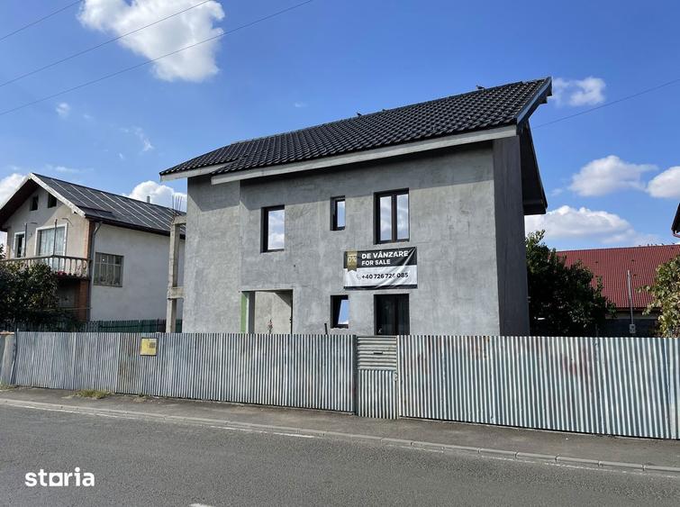 Casă cu 8 camere cu Canalizare în Aradului