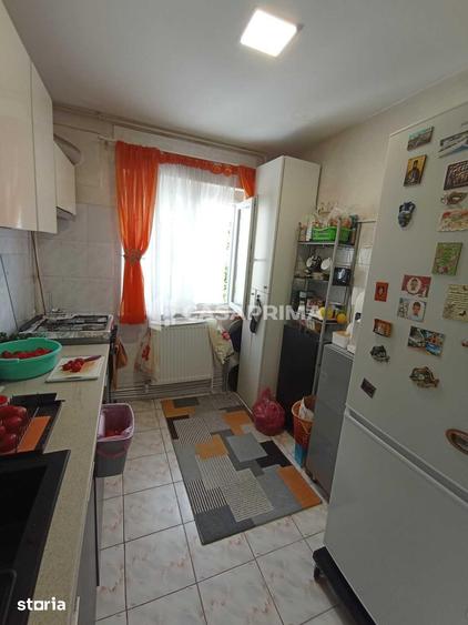 Apartament cu 3 camere semidecomandat în Podu Roș