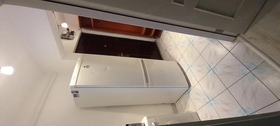 Apartament cu 3 camere semidecomandat în Berceni