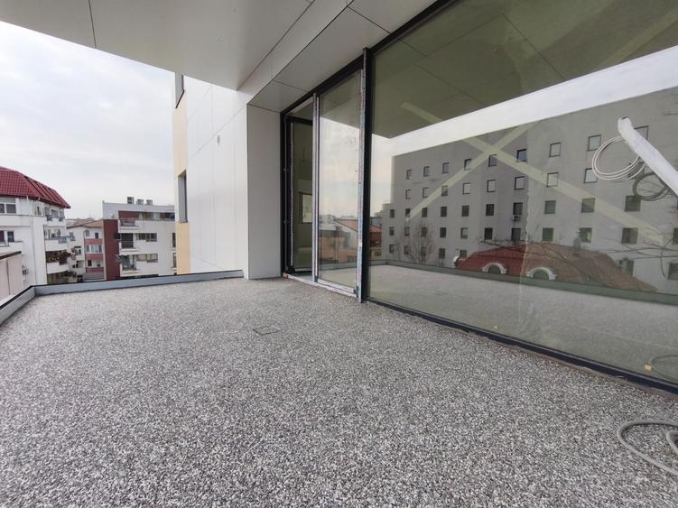 Apartament cu 4 camere decomandat în Herăstrău