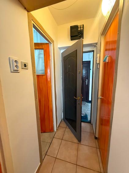 Garsoniera la etajul 1, izolata, mobilata si utilata, Piata Sud - 3