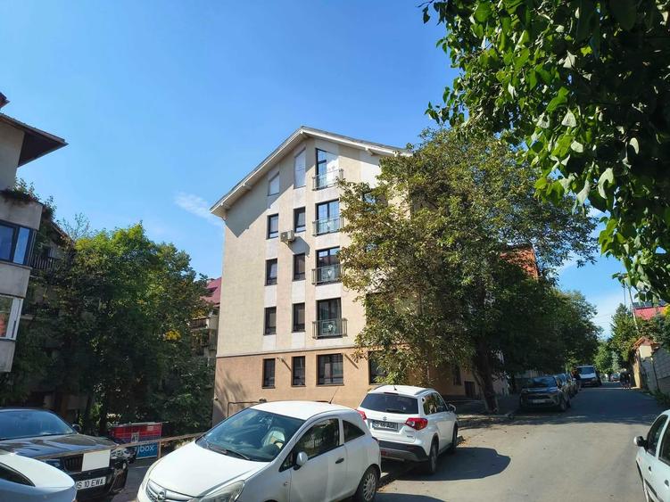 Apartament cu 3 camere decomandat, mobilat în Gară