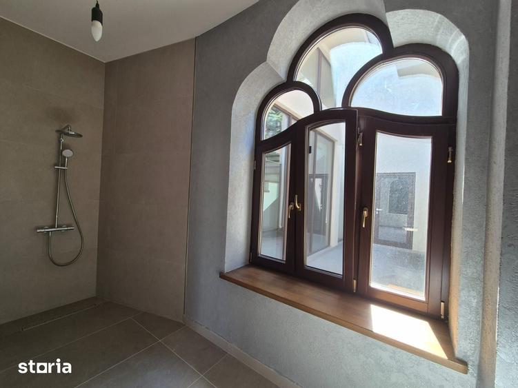 Casă cu 7 camere cu Teren 400 Mp în Central