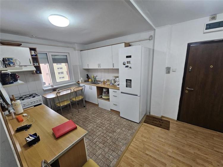 Apartament cu 3 camere decomandat în Micro II