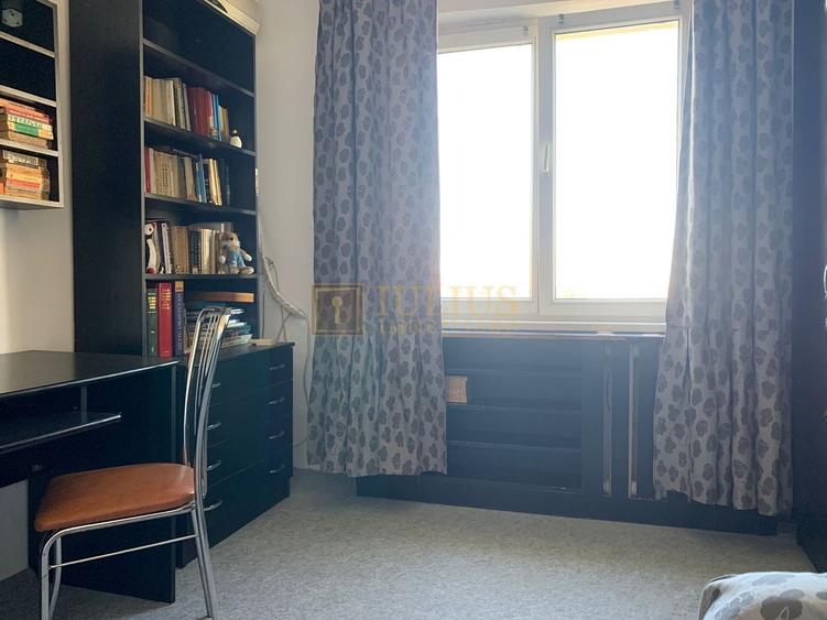 Apartament cu 3 camere semidecomandat, mobilat în Circumvalațiunii