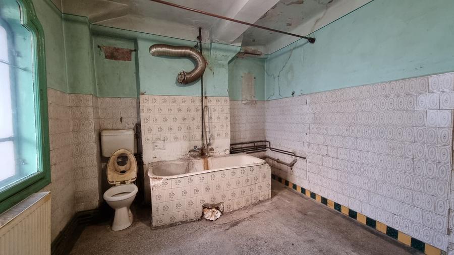 Apartament cu 4 camere decomandat în Calea Victoriei