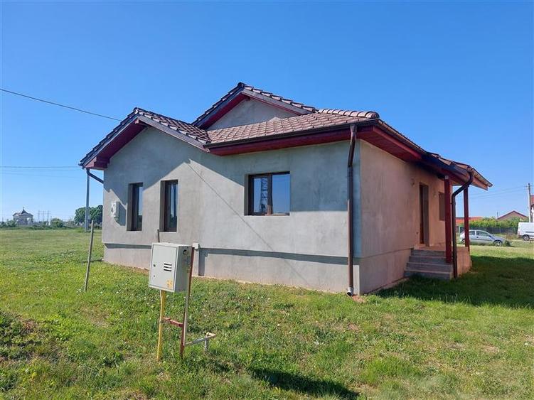 Casă individuală cu 4 camere cu Canalizare în Fântânele