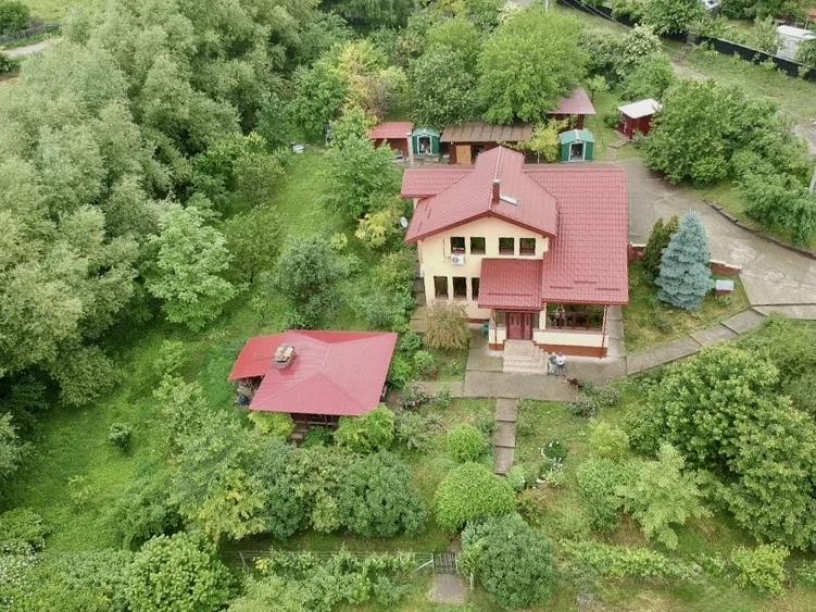 Casă cu 6 camere cu Teren 8800 Mp în Gura Văii