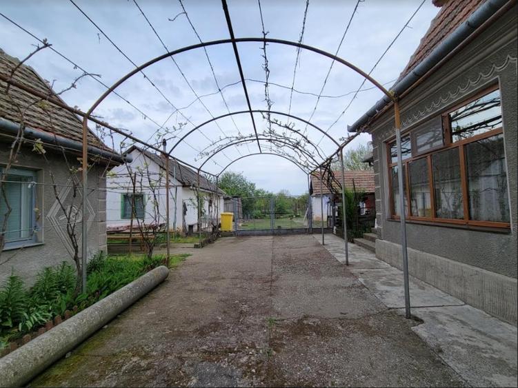 Casă individuală cu 4 camere cu Teren 1625 Mp în Central