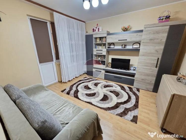 Apartament cu 3 camere decomandat în Sud