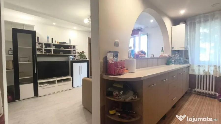 Apartament cu 3 camere semidecomandat în Central