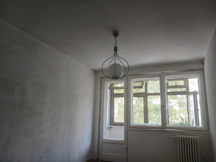 Apartament cu 3 camere semidecomandat în Obor