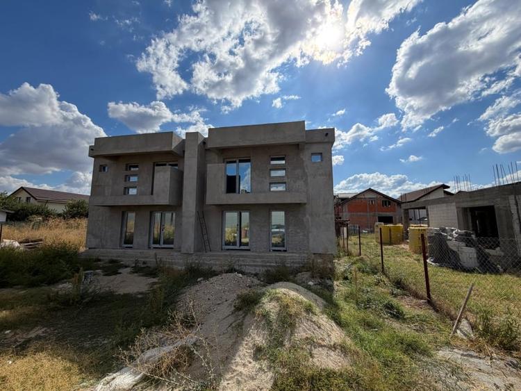 Duplex cu 5 camere cu Canalizare în Exterior Nord