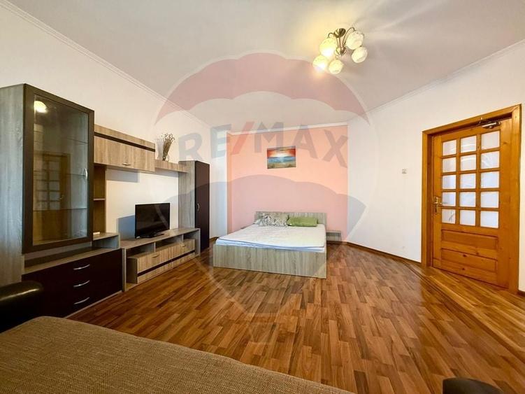 Casă cu 12 camere cu Teren 300 Mp în Central