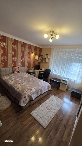 Casă cu 5 camere cu Teren 1300 Mp în Central