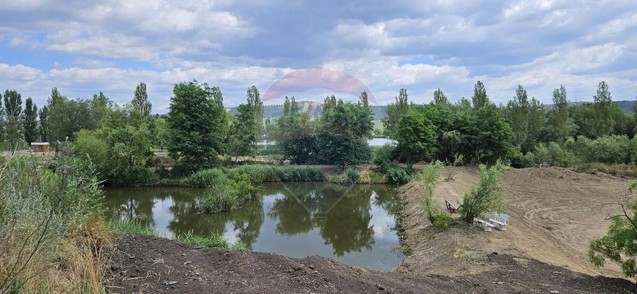 Teren Construcții intravilan de 636 mp, în Luna