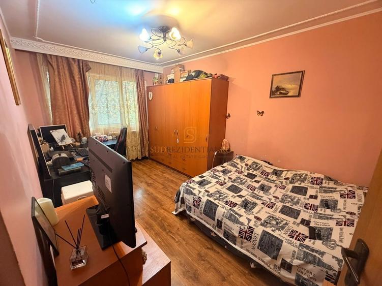 Apartament cu 3 camere semidecomandat în Berceni