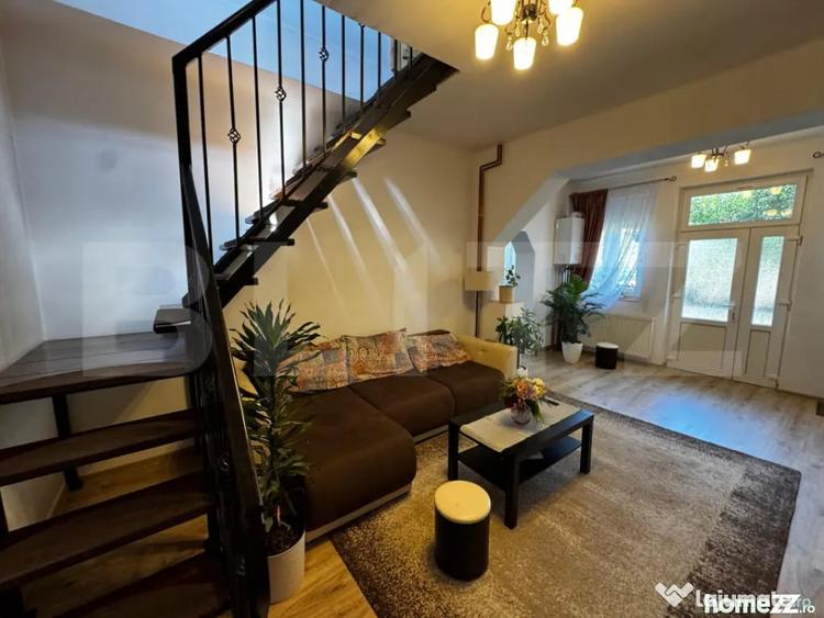 Casă cu 7 camere cu Teren 585 Mp în Teiu