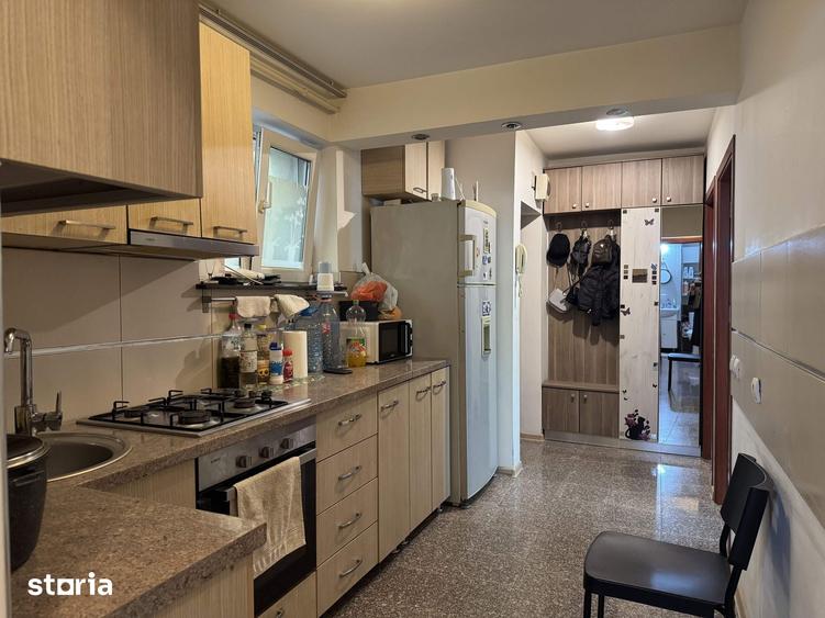 Apartament cu 3 camere semidecomandat în Central
