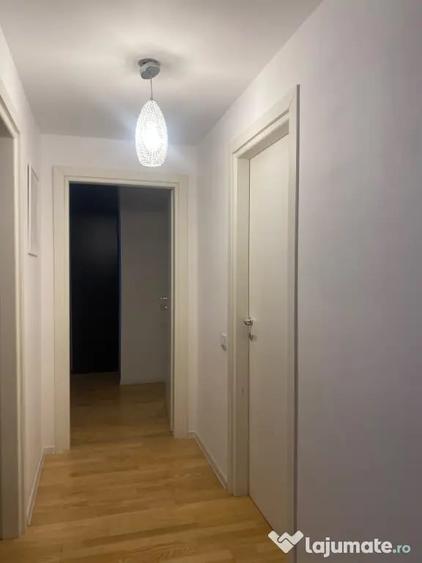 Apartament cu 3 camere semidecomandat în Băneasa