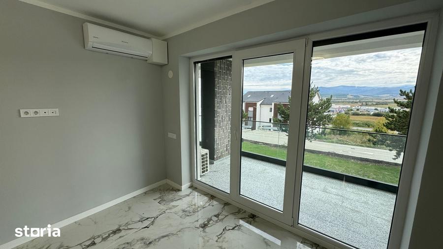 Apartament cu 3 camere decomandat în Cristian
