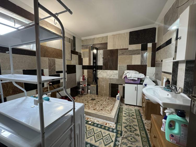Casă individuală cu 8 camere cu Teren 1000 Mp în Radomirești