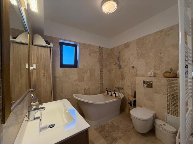 Casă individuală cu 4 camere cu Piscina în Odăi