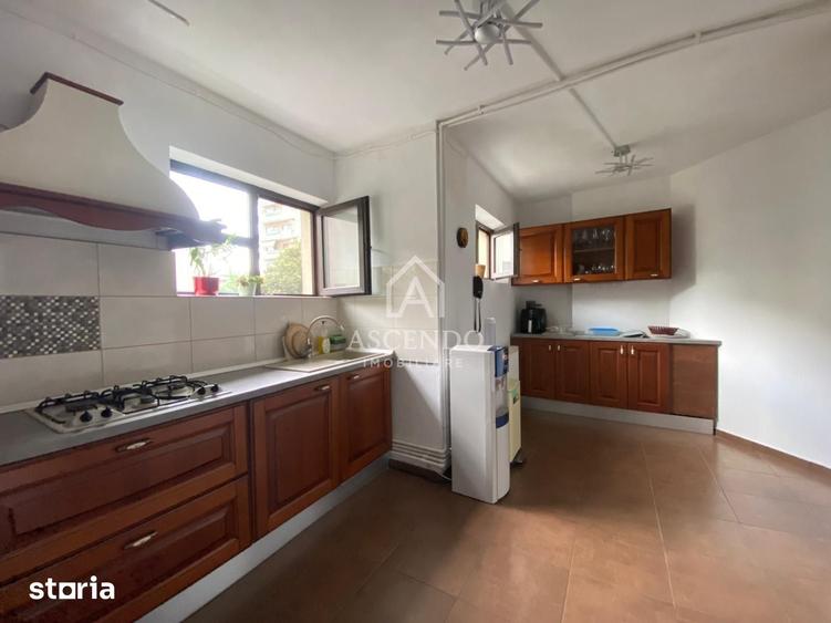 Apartament cu 6 camere decomandat în Aviatorilor