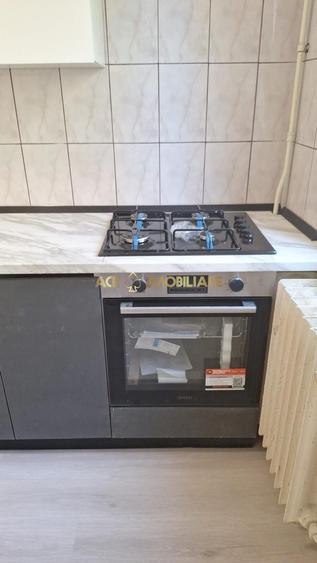 Apartament cu 3 camere semidecomandat, mobilat în Ozana
