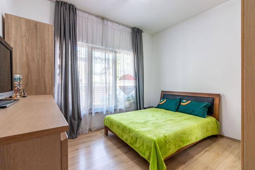 Casă individuală cu 5 camere cu Teren 591 Mp în Est