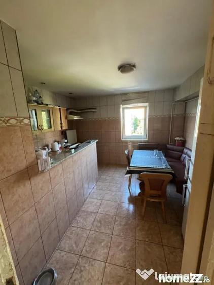Apartament cu 3 camere decomandat în Craiovița Nouă