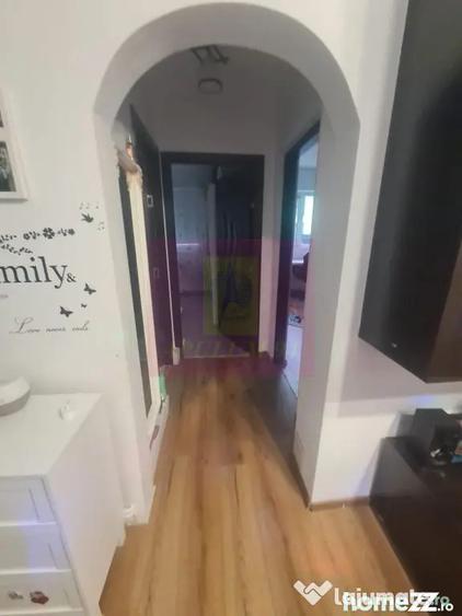 Apartament cu 3 camere semidecomandat în Cuza
