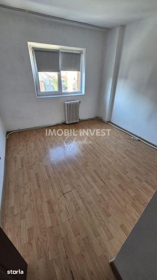 Apartament cu 3 camere în Cetate