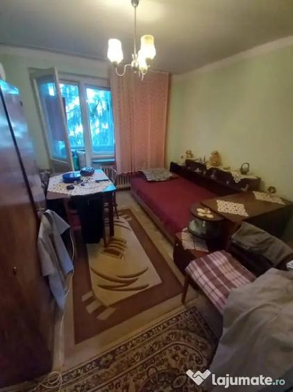 Apartament cu 3 camere decomandat în Săsar