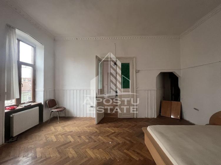 Apartament cu 3 camere semidecomandat în P-ța Maria