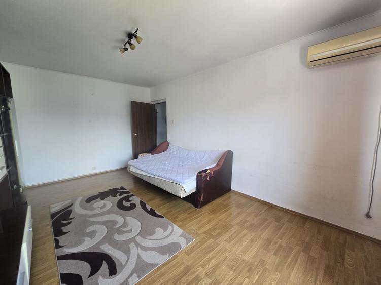 Apartament cu 3 camere decomandat în Nicolina