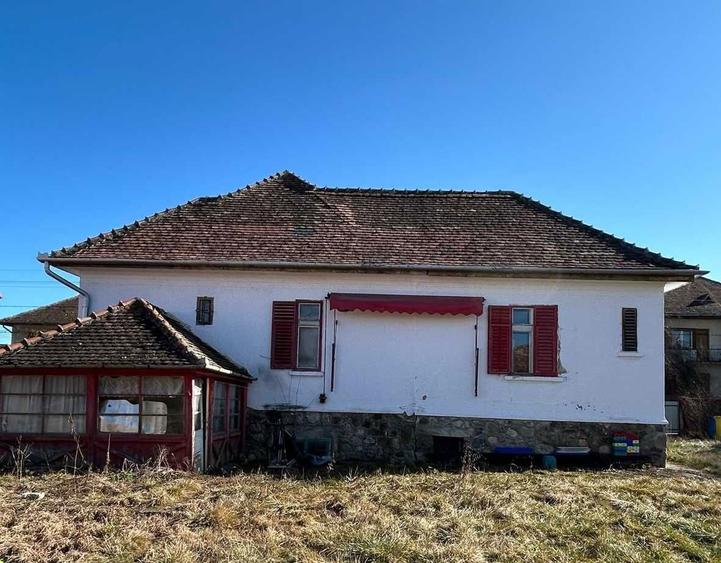 Casă cu 2 camere cu Teren 1000 Mp în Sub Arini