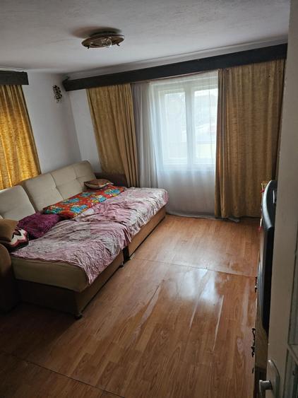 Casă cu 4 camere în Peștișani