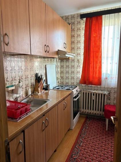 Apartament cu 3 camere semidecomandat în Calea București