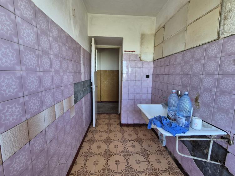 Apartament cu 3 camere semidecomandat în Km 4-5