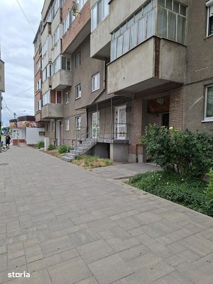 Apartament cu 4 camere decomandat în Central