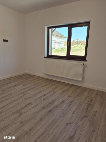 Casă cu 4 camere cu Teren 505 Mp în Tomești