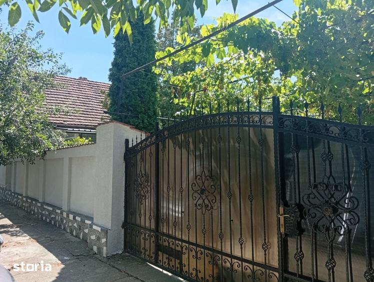 Casă cu 7 camere cu Teren 1900 Mp în Central