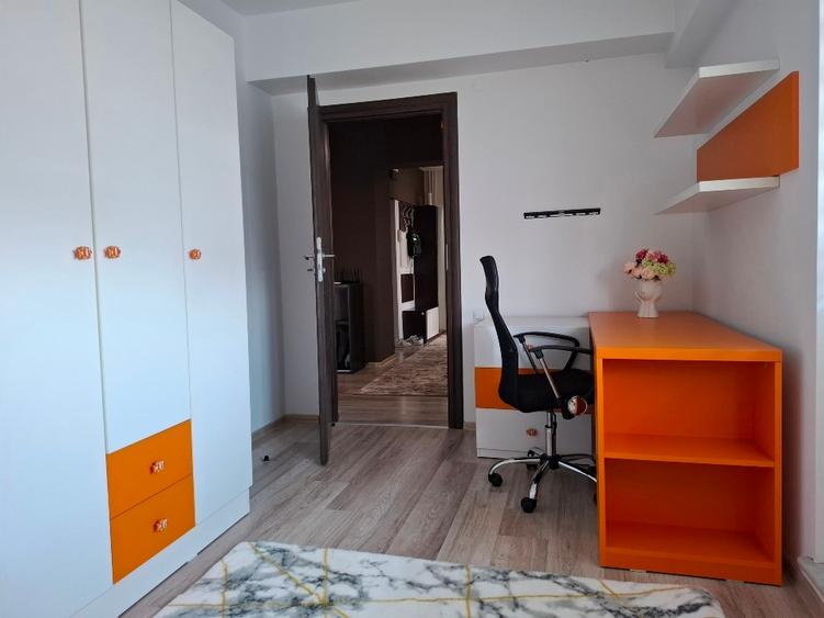 Apartament cu 3 camere decomandat în Calea București