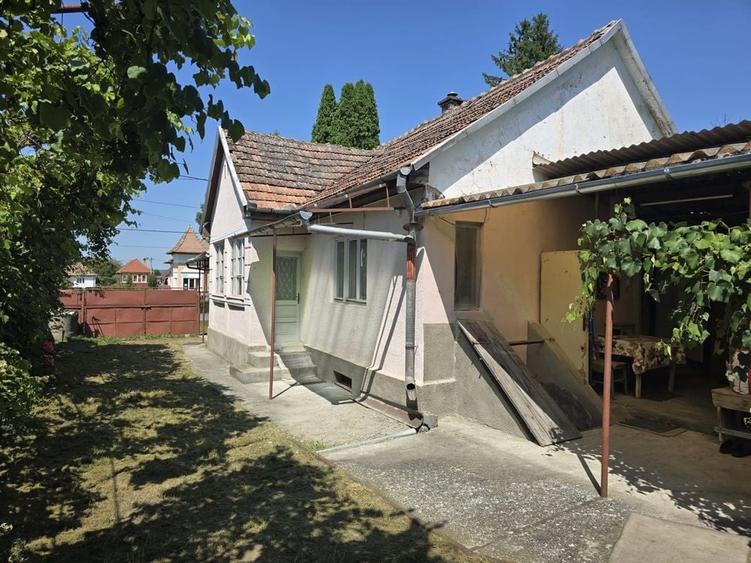 Casă cu 4 camere în Petelea