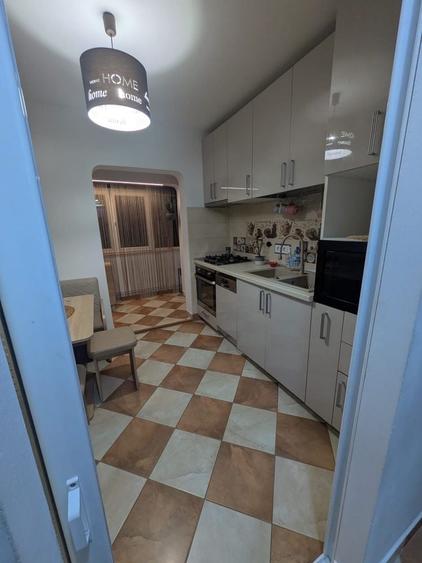 Apartament cu 3 camere decomandat în Poarta 6