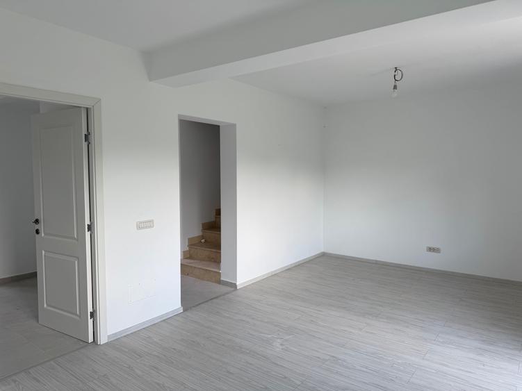 Duplex cu 4 camere cu Canalizare în Vișani