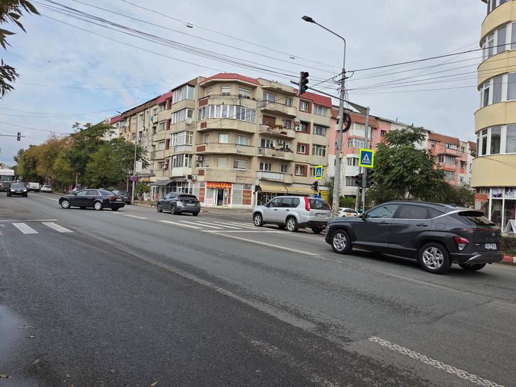 Apartament cu 4 camere decomandat în Central