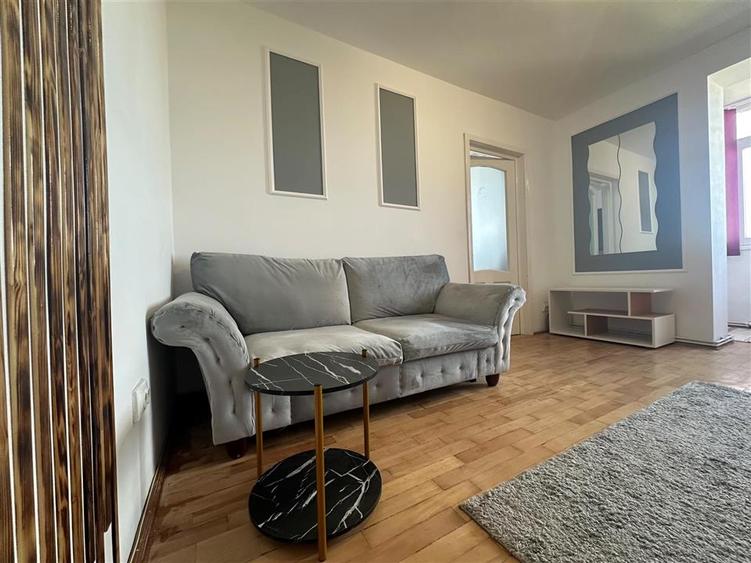 Apartament cu 3 camere semidecomandat, mobilat în Podu Roș