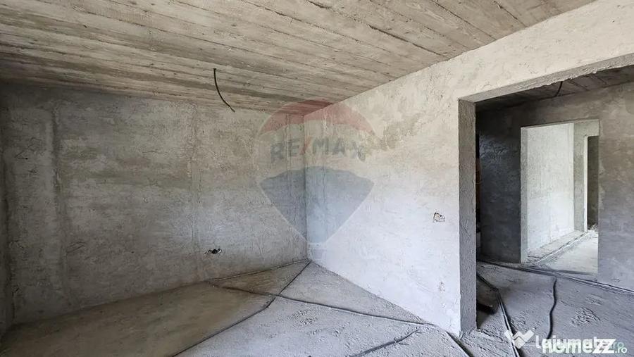Casă cu 7 camere cu Teren 1700 Mp în Lisaura